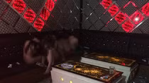 Nhân viên karaoke thoát y nhảy múa cùng khách 