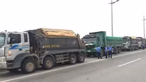 Xe quá tải chạy thành đoàn, nghênh ngang trên quốc lộ