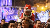 Chen chân đón Noel ở phố đi bộ quanh Hồ Gươm