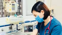 Bé sơ sinh bị mẹ bỏ rơi 2 ngày dưới hố ga ngoài trời nắng đã tử vong