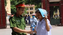 Cán bộ Công an vượt 12km đưa thí sinh ngủ quên đến điểm thi