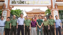 Đoàn công tác Báo CAND dâng hương Nghĩa trang liệt sĩ huyện KBang
