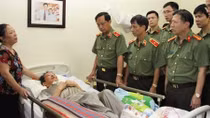  Thăm hỏi, tặng quà cán bộ, chiến sỹ có hoàn cảnh khó khăn