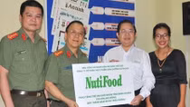 NutiFood cùng Báo CAND chia sẻ tấm lòng với đồng bào vùng lũ miền Trung 
