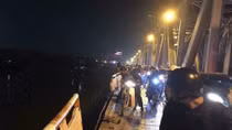 Ô tô 5 chỗ "thổi" bay lan can cầu Chương Dương rồi lao xuống sông Hồng