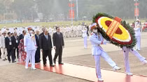 Đoàn đại biểu Đại hội Thi đua yêu nước lần thứ X vào Lăng viếng Chủ tịch Hồ Chí Minh