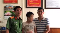 Đồn Công an đường sắt Ga Hà Nội bàn giao bé trai lạc trong sân ga cho gia đình