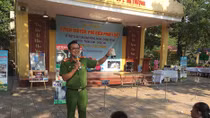 Cán bộ Công an đến trường hướng dẫn học sinh tránh xa cỏ Mỹ