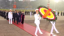 Đoàn đại biểu dự Đại hội XIII của Đảng vào Lăng viếng Chủ tịch Hồ Chí Minh