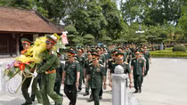 Đoàn đại biểu điển hình tiên tiến toàn quân báo công dâng Bác
