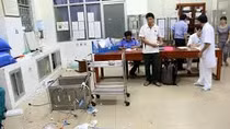 Vào trạm xá rửa vết thương xong thì bị đâm chết