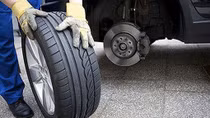 Lốp xe đang bơm phát nổ, chủ gara bị hất văng 3m tử vong