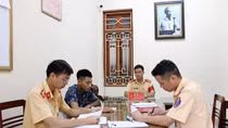 Xử phạt thanh niên lái xe bằng chân, sử dụng điện thoại di động