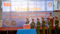 Cảnh sát bảo vệ mục tiêu hướng về đồng bào miền Trung ruột thịt