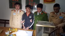 Chở 2kg ma tuý đá trên xe máy, gặp Công an liền bỏ chạy