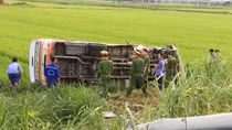 Lật xe bus ở Nghệ An khiến 1 người chết, 3 người bị thương.