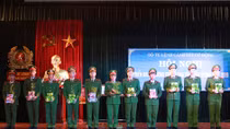 Tư lệnh CSCĐ “Mừng tuổi sách” các chiến sỹ nghĩa vụ