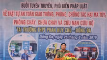 Công an quận Đống Đa đến trường cấp 3 tuyên truyền phổ biến pháp luật
