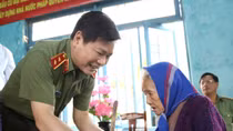 Tổng cục Chính trị CAND thăm, tặng quà nhân dân các tỉnh thiệt hại do mưa lũ