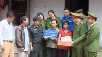 Tuổi trẻ CSCĐ giúp đỡ em nhỏ có hoàn cảnh khó khăn tới trường