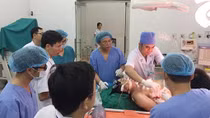 Bị nhắc nhở, người nhà bệnh nhân đâm bảo vệ trọng thương