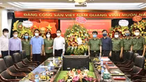 Bộ trưởng Bộ Thông tin và Truyền thông Nguyễn Mạnh Hùng thăm, chúc mừng Báo CAND