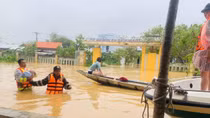 Trung đoàn CSCĐ Trung Bộ giúp người dân phòng chống lũ lụt
