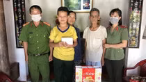 Nhà hảo tâm tiếp tục sẻ chia khó khăn với cậu bé thiểu năng không cha, mồ côi mẹ