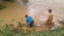 Lái xe qua đập tràn bị lũ cuốn trôi, 4 người trong một gia đình tử vong