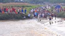 Cụ bà 87 tuổi bị lũ cuốn trôi khi đi xe máy qua đập tràn