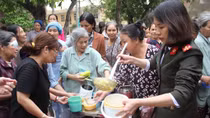 Cục Tổ chức cán bộ phát cháo từ thiện, sẻ chia khó khăn với người bệnh