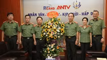 Thứ trưởng Trần Quốc Tỏ thăm, chúc mừng Cục Truyền thông CAND nhân dịp 21/6