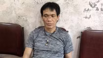 Giấu 1 bánh heroin và súng K59 trên xe máy
