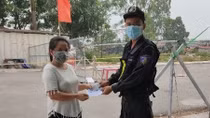 "Nhìn các anh Công an kiểm chốt ngoài trời ngày nắng ngày mưa, nước mắt em rơi..."