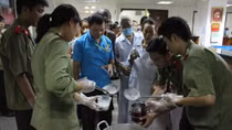 Học viện Chính trị CAND mang “nồi cháo tình thương” vào bệnh viện
