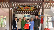 Công an huyện Quỳnh Lưu sẻ chia khó khăn với cậu bé thiểu năng không cha, mồ côi mẹ