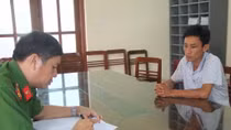 Tài xế ô tô say xỉn lao vào tấn công Cảnh sát