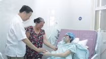 Bộ trưởng Tô Lâm thăm hỏi, động viên nữ chiến sỹ từ chối điều trị ung thư để cứu con