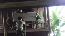 Công an dầm mưa giúp dân vượt lũ ở miền Tây xứ Nghệ