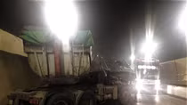 Hầm Hải Vân ách tắc do xe đầu kéo tông xe tải