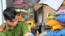 Xe chở hàng chục bình “khí cười” được ngụy trang như chở... Oxy