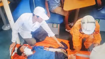Cứu một ngư dân bị tai nạn nguy kịch trên vùng biển Hoàng Sa
