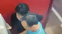 Bị đưa hình lên mạng, đôi vợ chồng trả lại tiền cho chủ thẻ ATM