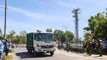 Công an đảm bảo ANTT cho xe chở rác thải vào bãi rác Khánh Sơn