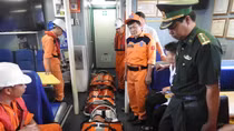 SAR 412 "đạp" sóng biển Đông, cứu 2 thuyền viên bị nạn 