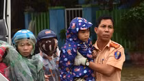 CSGT Cửa ô Hòa Phước điều khiển giao thông và giúp dân trong lũ