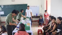 Bệnh viện 199 khám và cấp phát thuốc cho người dân Hòa Phú