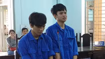 Phạt tù, tịch thu mô tô của 2 thanh niên ném đá vào lực lượng 911