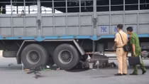 2 thanh niên chết thảm dưới bánh xe tải
