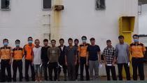 Cứu 11 người rơi xuống biển do tàu hàng va vào đá ngầm